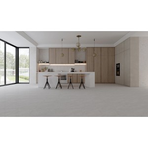 Heller Raum mit Click-Vinylboden Grillo. Moderne Küche mit Kochinsel und großen Fenstern.