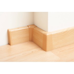 OBI Endstück Buche, 2er-Set, 60 mm x 20 mm für Sockelleisten, montiert in einer Ecke.