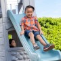 Kind rutscht auf der Rutsche des Step2 Spielhaus Adventures 2-Etagen hinunter.