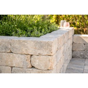 Diephaus Mauerstein Collo Muschelkalk, gestapelt als Gartenmauer mit Pflanzen.