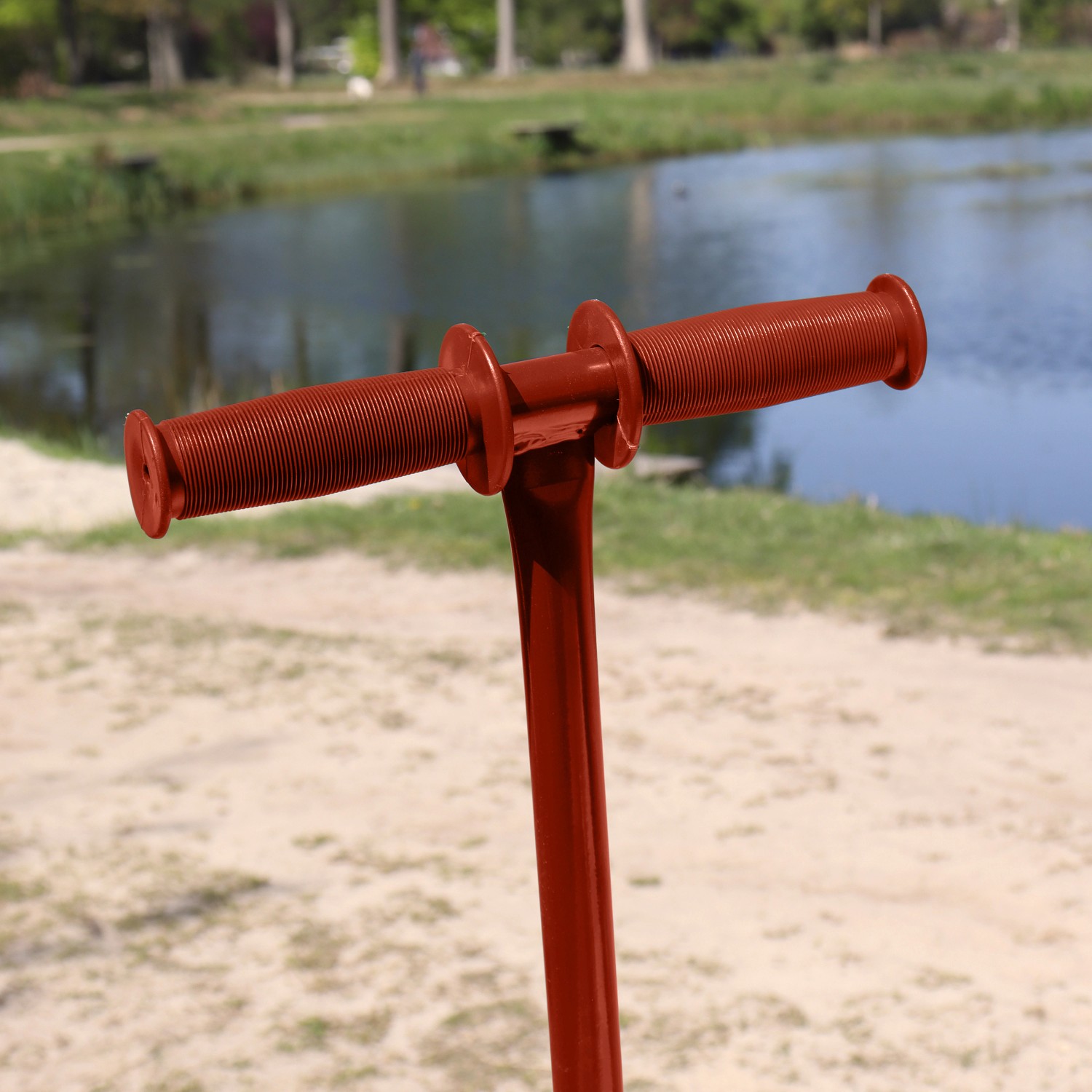 Detailaufnahme: Roter Sunny Bollerwagen Billy Beach Wagon mit Griffen.