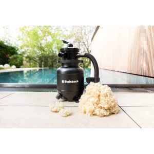 Steinbach Filterwolle Flakes mit Poolfilter im Außenbereich.