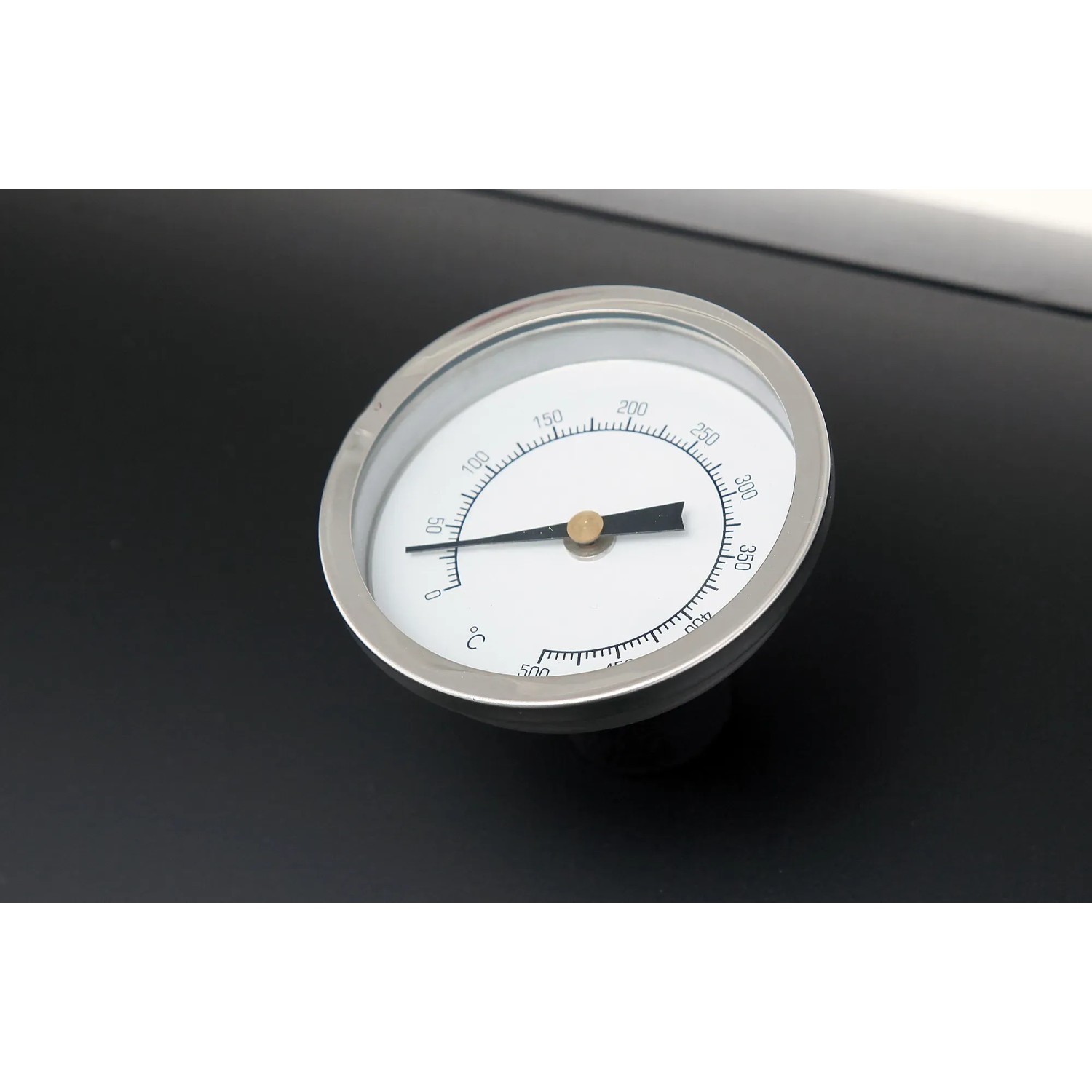 Detailaufnahme des Deckelthermometers am schwarzen tepro Smoker Milwaukee Holzkohlegrill.