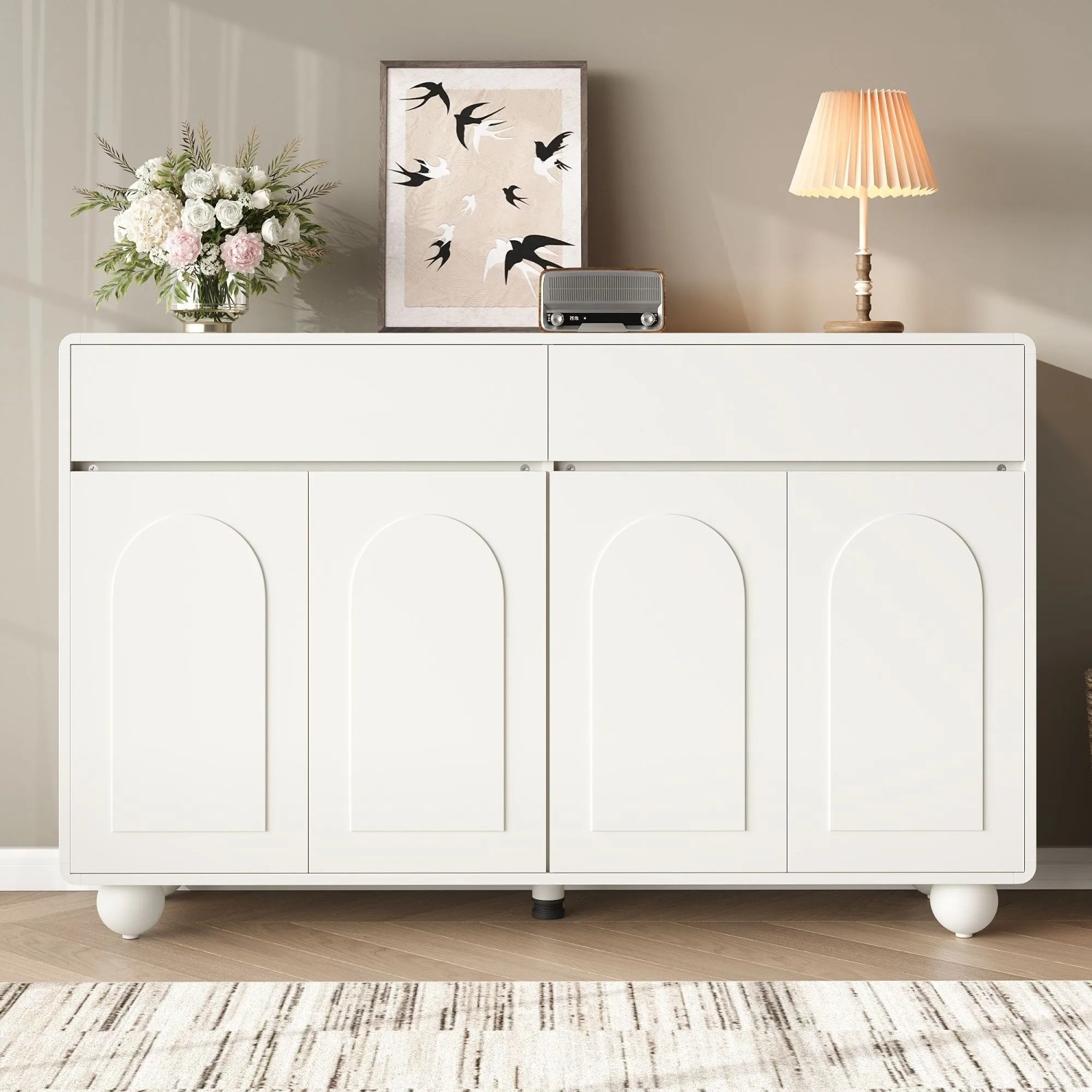 Weißes Merax Sideboard mit geschwungenen Türen, 2 Schubladen und 4 Türen. Moderner Wohnzimmerschrank mit Metallfüßen.