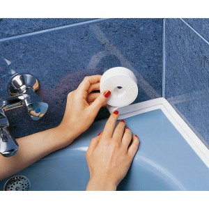 Anwendung des weißen, extrabreiten Wenko Abdichtungsbands am Badewannenrand.