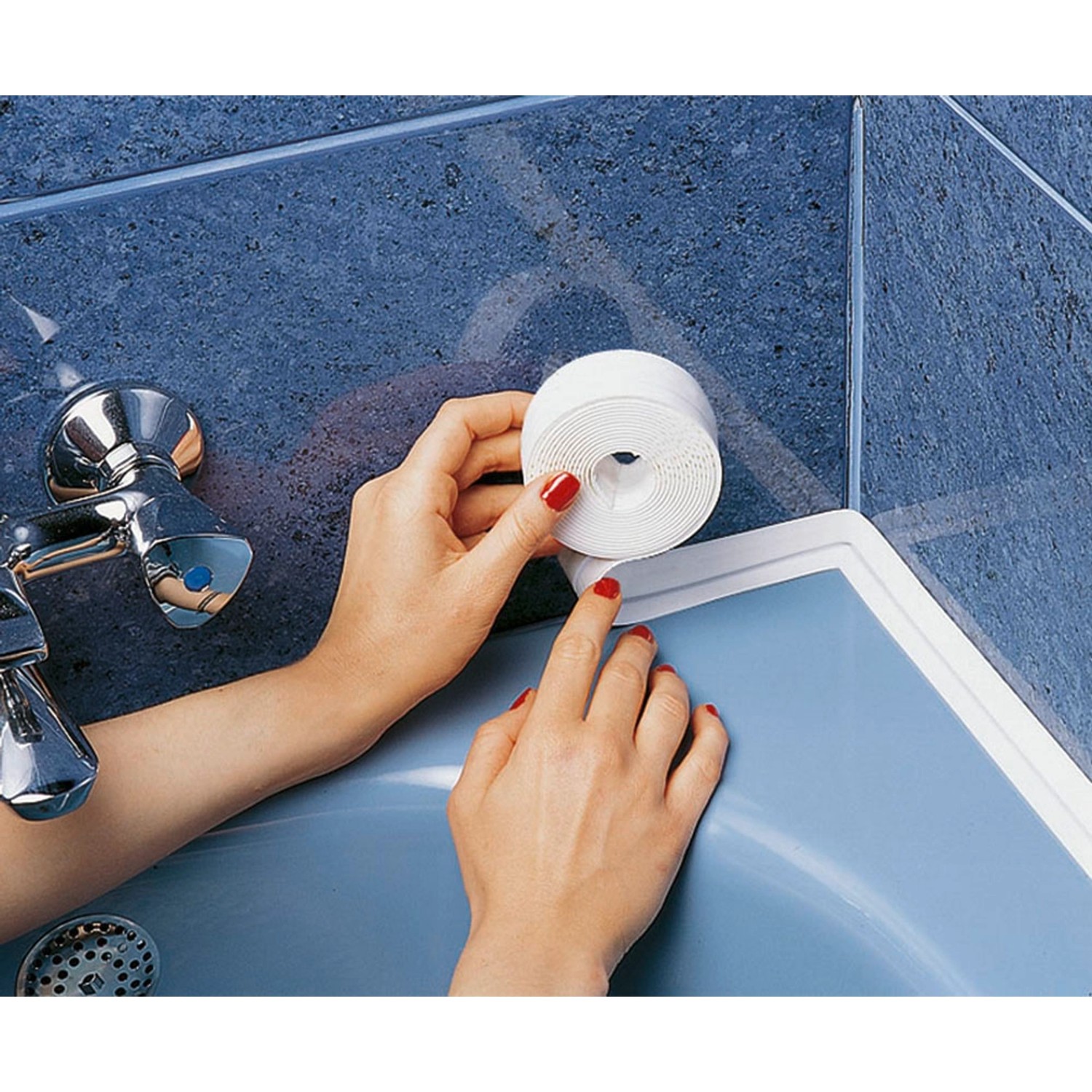 Anwendung des weißen, extrabreiten Wenko Abdichtungsbands am Badewannenrand.