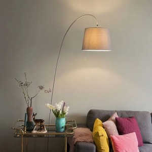 Moderne Bogenlampe Bend mit grauem Schirm als Innenleuchte im Wohnzimmer.