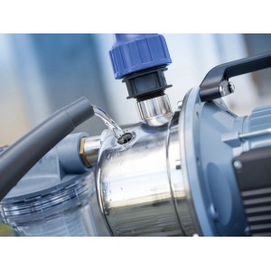 Hauswasserwerk 1300 W HWW 4800/E aus Edelstahl beim Befüllen mit Wasser.