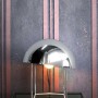 Graue Vliestapete Nazario mit grafischer Betonoptik und glänzenden rosa Streifen. Dekorative Tapete für modernen Industrial-Stil.