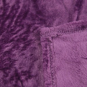 Nahaufnahme: Violette Bestlivings Kuscheldecke Celina (60x80 cm) mit weicher Textur und Saum.