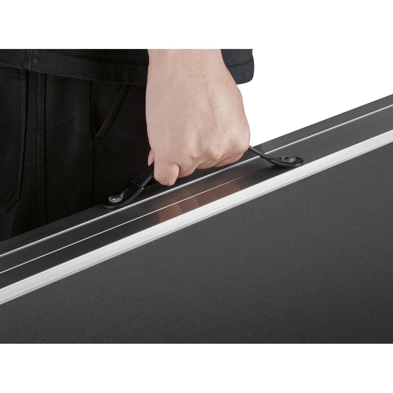 Detailaufnahme: Hand trägt LUX Mehrzwecktisch MZT-300/60 Basic am Griff.