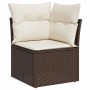 Braunes vidaXL Garten Ecksofa aus Rattan mit cremeweißen Kissen. Teil einer modularen Gartenmöbel-Garnitur.