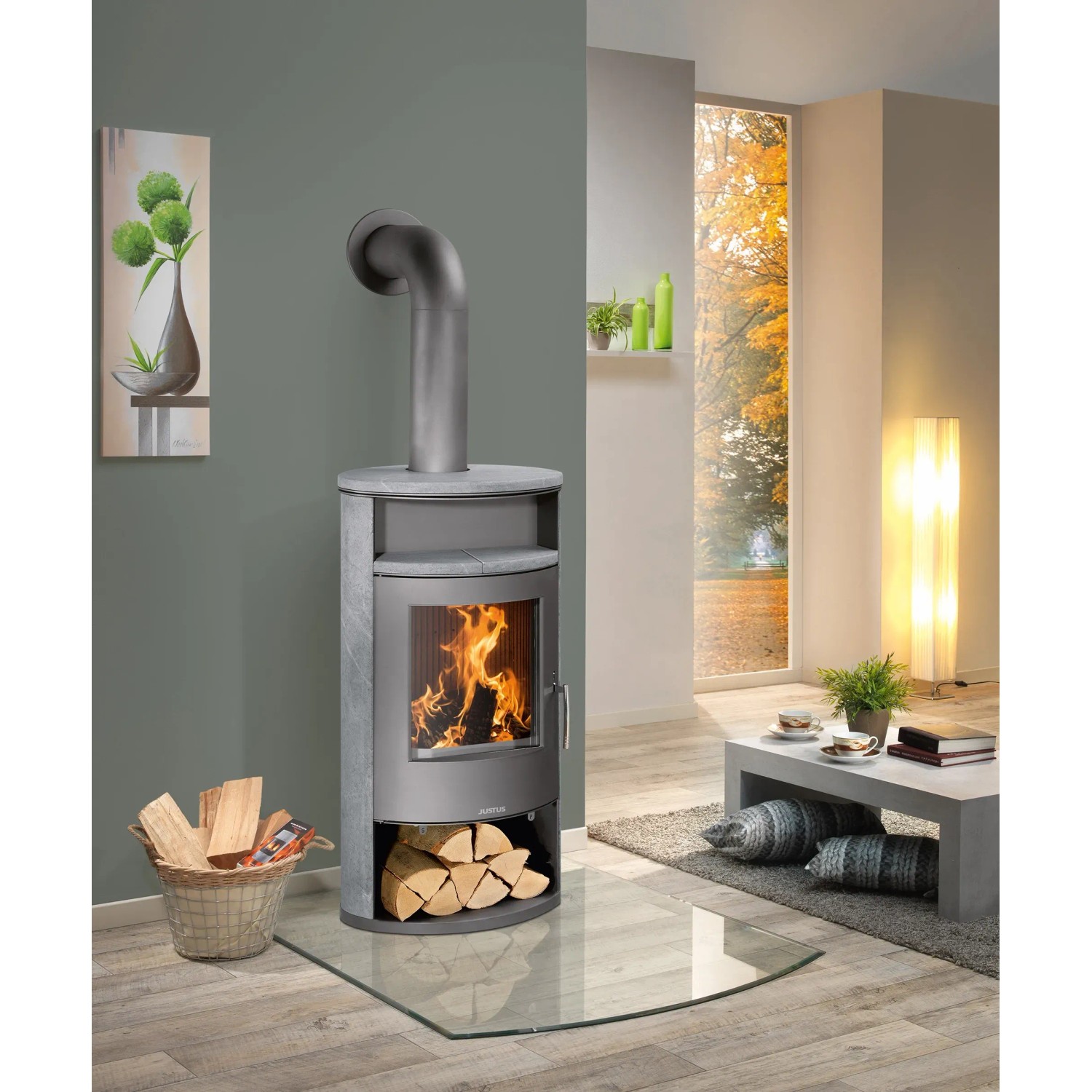 Justus Kaminofen Island Aqua mit Speckstein, gussgrau, 10 kW, Energieeffizienzklasse A+ im Wohnraum.