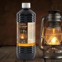 Flambiol Lampenöl, 1l Flasche, hochrein und kristallklar, neben einer Petroleumlampe.