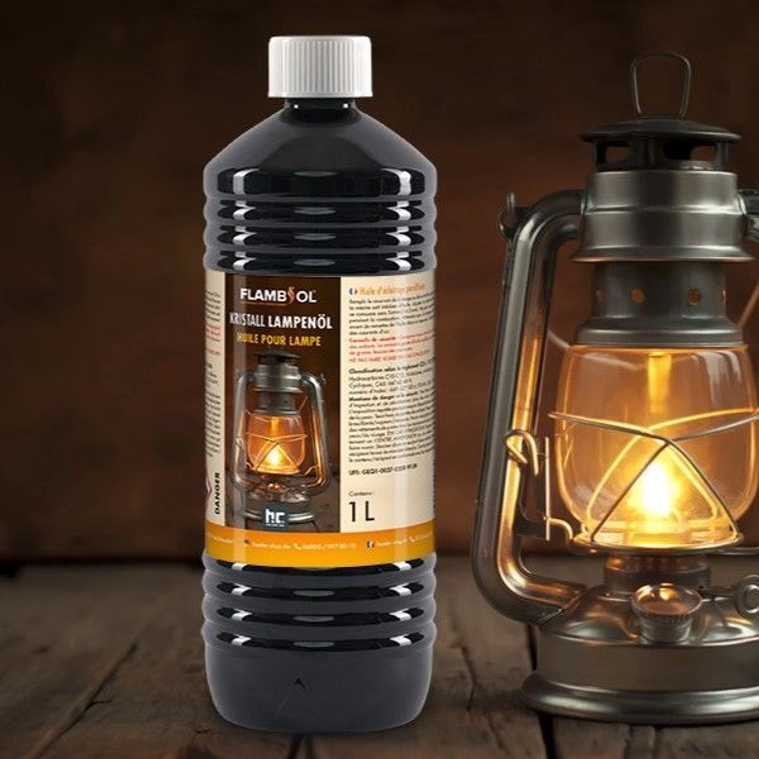 Flambiol Lampenöl, 1l Flasche, hochrein und kristallklar, neben einer Petroleumlampe.