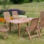 Braunes 7-teiliges Gartenmöbel-Set Paraiba aus Akazienholz mit Ausziehtisch und Klappsesseln.