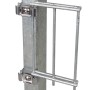 Detailaufnahme: Feuerverzinkter Metallzaun-Pfosten mit Doppelstabmatte, Teil des Zaun-Grundsets.
