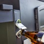 Flaschenöffner am Jamestown Holzkohlegrillwagen Jaxon XL beim Öffnen einer Bierflasche.
