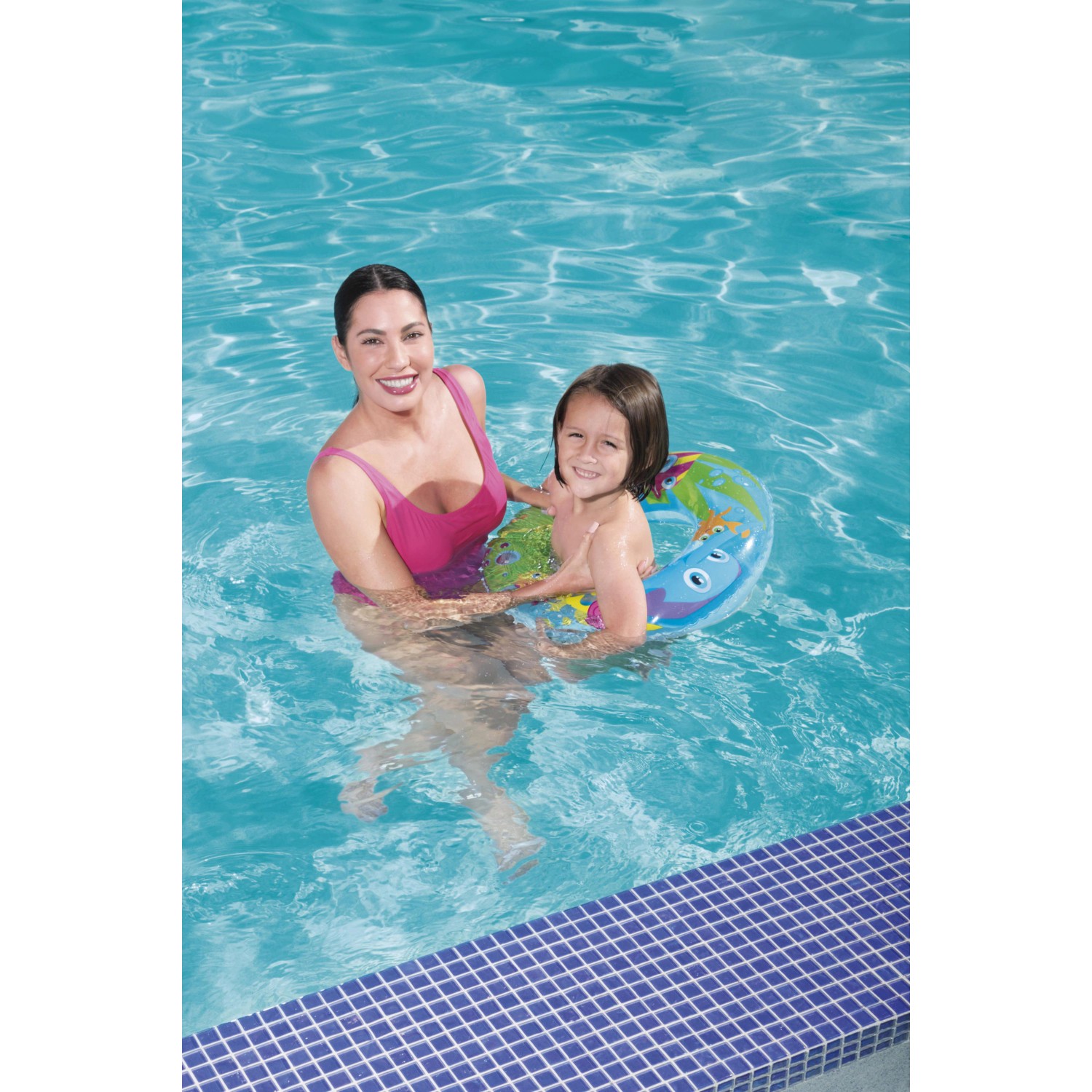 Mutter mit Kind im Pool mit Bestway Schwimmring Aquarium, Ø 48 cm.