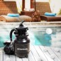 Steinbach Filteranlage Speed Clean Active Balls+ vor Pool-Szene. Sandfilteranlage für Pools bis 19.000 l.