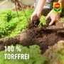 Hände halten Compo Bio Tomaten- und Gemüseerde (torffrei).