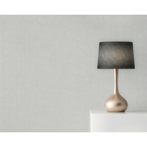 Creme-farbene Tadessi Vliestapete mit feinen Streifen an einer Wand, dekoriert mit einer goldenen Lampe.