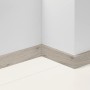 Parador Sockelleiste SL 18 Eiche D050, 70mm hoch, an einer weißen Wand und Boden befestigt.