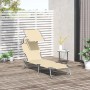 Beige Outsunny Sonnenliege mit Sonnendach, klappbar und bis 120 kg belastbar.