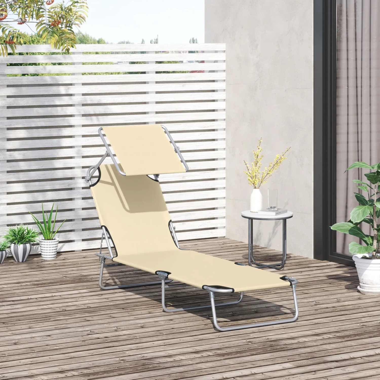 Beige Outsunny Sonnenliege mit Sonnendach, klappbar und bis 120 kg belastbar.