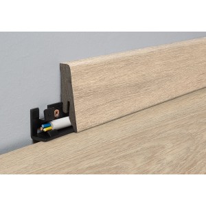 Sockelleiste Binyl Pro Stockholm Eiche Hell mit Kabelführung, passend zu Laminat.
