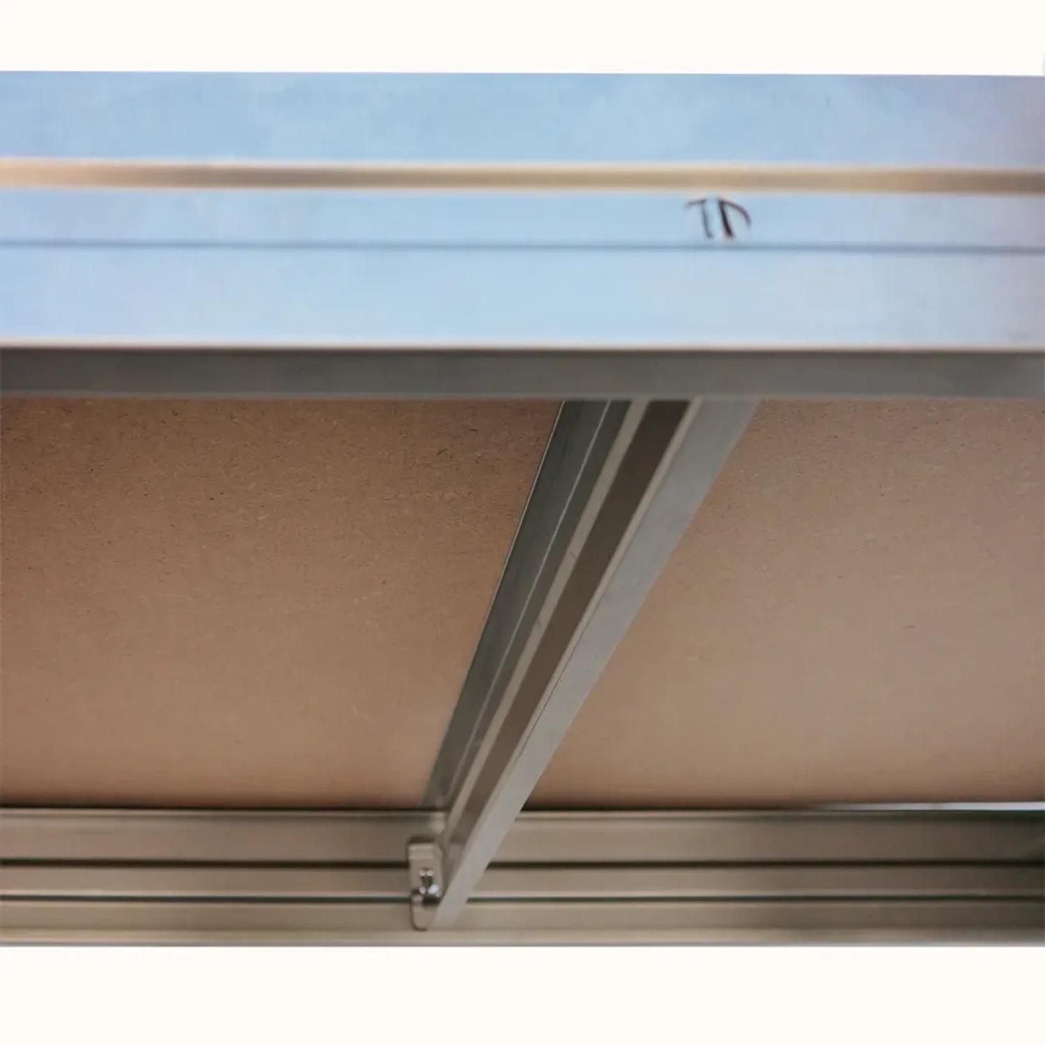 Detailaufnahme: AR Shelving Schwerlastregal Bullrack, verzinkt, mit Regalboden und Steckverbindung.