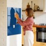 Blaue Glas Magnettafel 70x100 cm von Tulup im modernen Küchendesign.