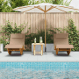 Zwei Wipp-Sonnenliegen aus Akazienholz mit taupefarbenen Kissen am Pool.