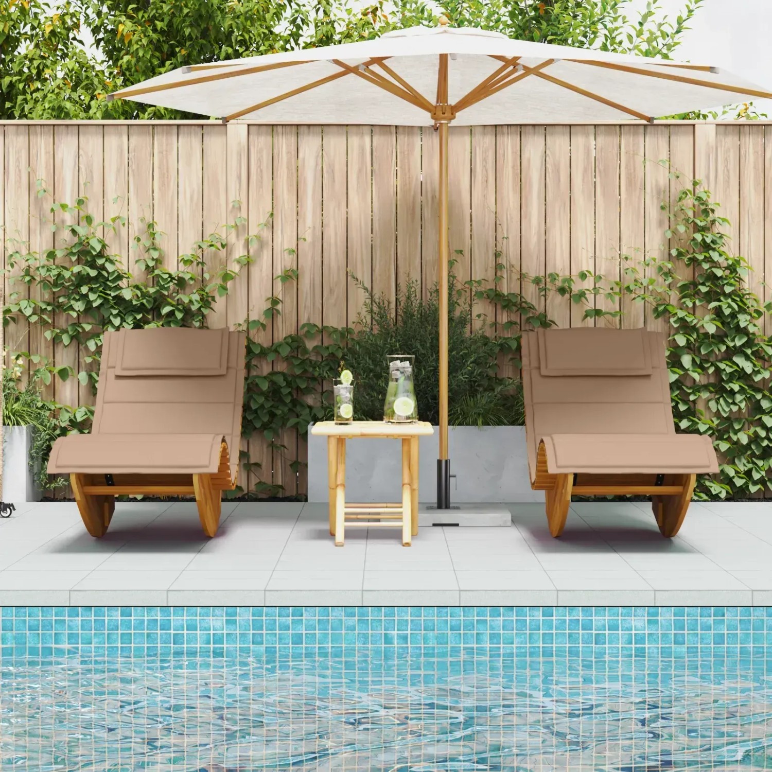 Zwei Wipp-Sonnenliegen aus Akazienholz mit taupefarbenen Kissen am Pool.