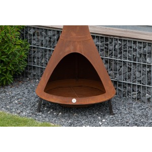 Westmann Feuerstelle aus Cortenstahl mit Rauchablass und Grillrost für gemütliche Gartenabende.