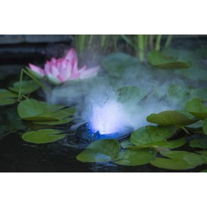 Ubbink MystMaker III Teichvernebler mit LED im Teich mit Seerosen und Nebel.