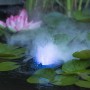Ubbink MystMaker III Teichvernebler mit LED im Teich mit Seerosen und Nebel.
