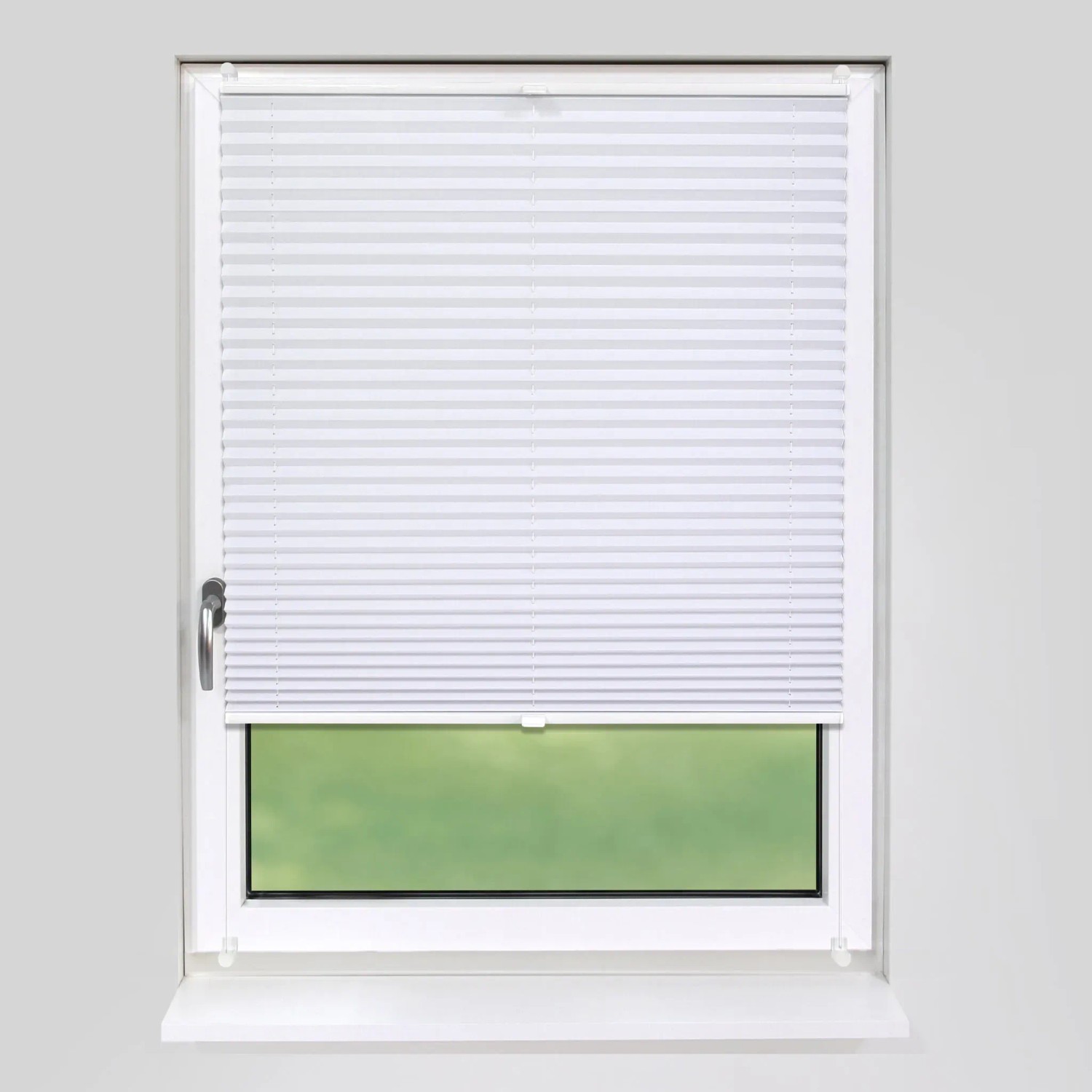 Weißes Deco-Raum Plissee Basic 100x150cm am Fenster, blickdicht und ohne Bohren montiert.
