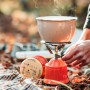 Evocamp Gaskartusche mit Gaskocher und Topf im Outdoor-Einsatz.