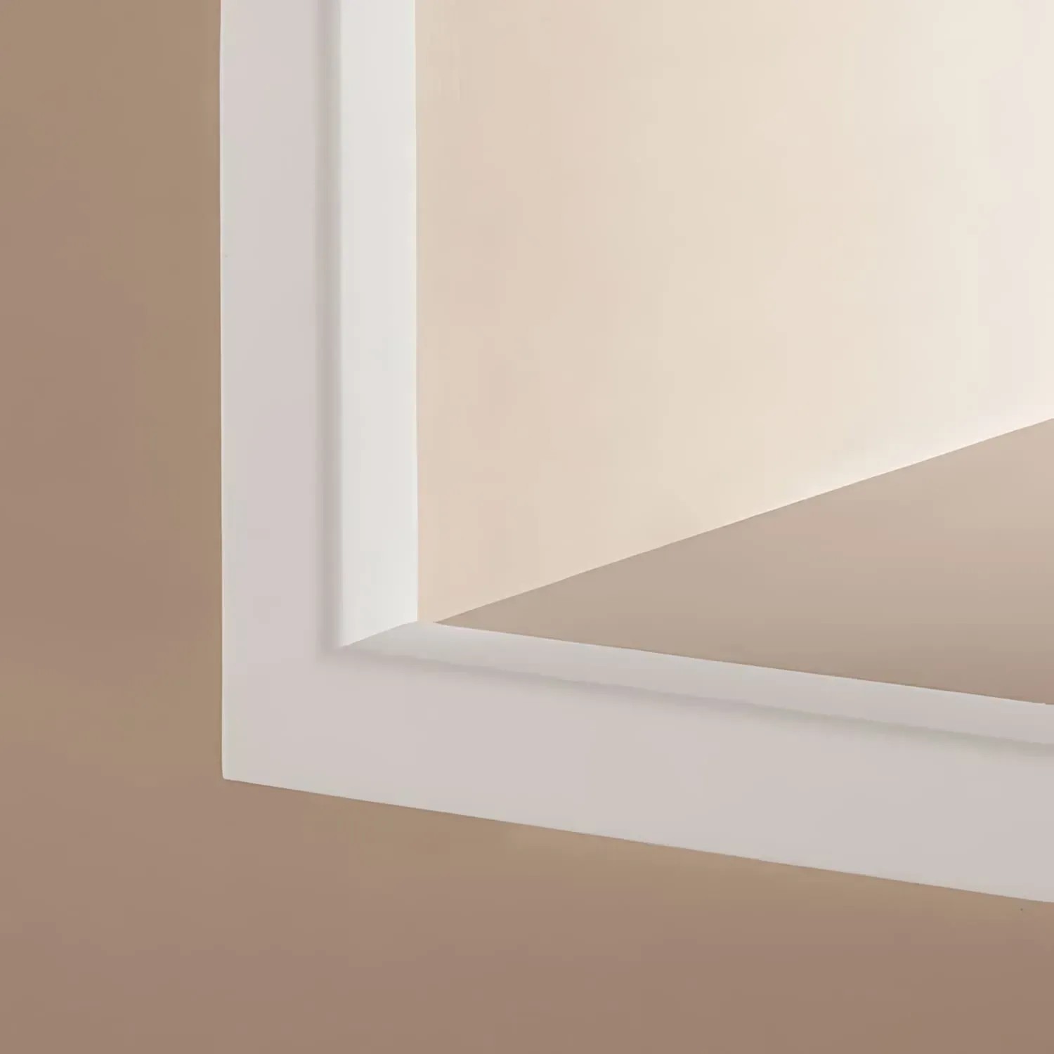 Detailaufnahme: Weiße ORAC DECOR Zierleiste CX134 AXXENT als Deckenabschluss.