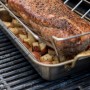 Char-Broil Grill+ Rippen- und Bratenhalter mit Braten und Kartoffeln auf Grill.