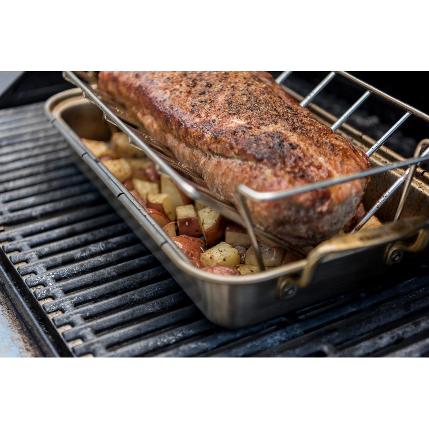 Char-Broil Grill+ Rippen- und Bratenhalter mit Braten und Kartoffeln auf Grill.