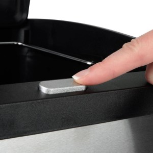 Detailaufnahme: Finger drückt Knopf am Karat Mülleimer James mit 3 Kammern.