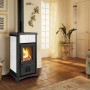 La Nordica Gemma Kaminofen, 6 kW, Keramik Weiß, mit Holz befeuert im Wohnraum.