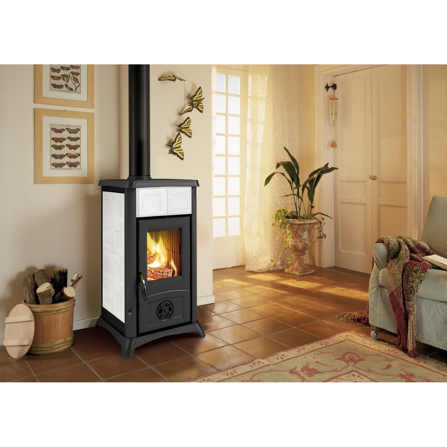 La Nordica Gemma Kaminofen, 6 kW, Keramik Weiß, mit Holz befeuert im Wohnraum.