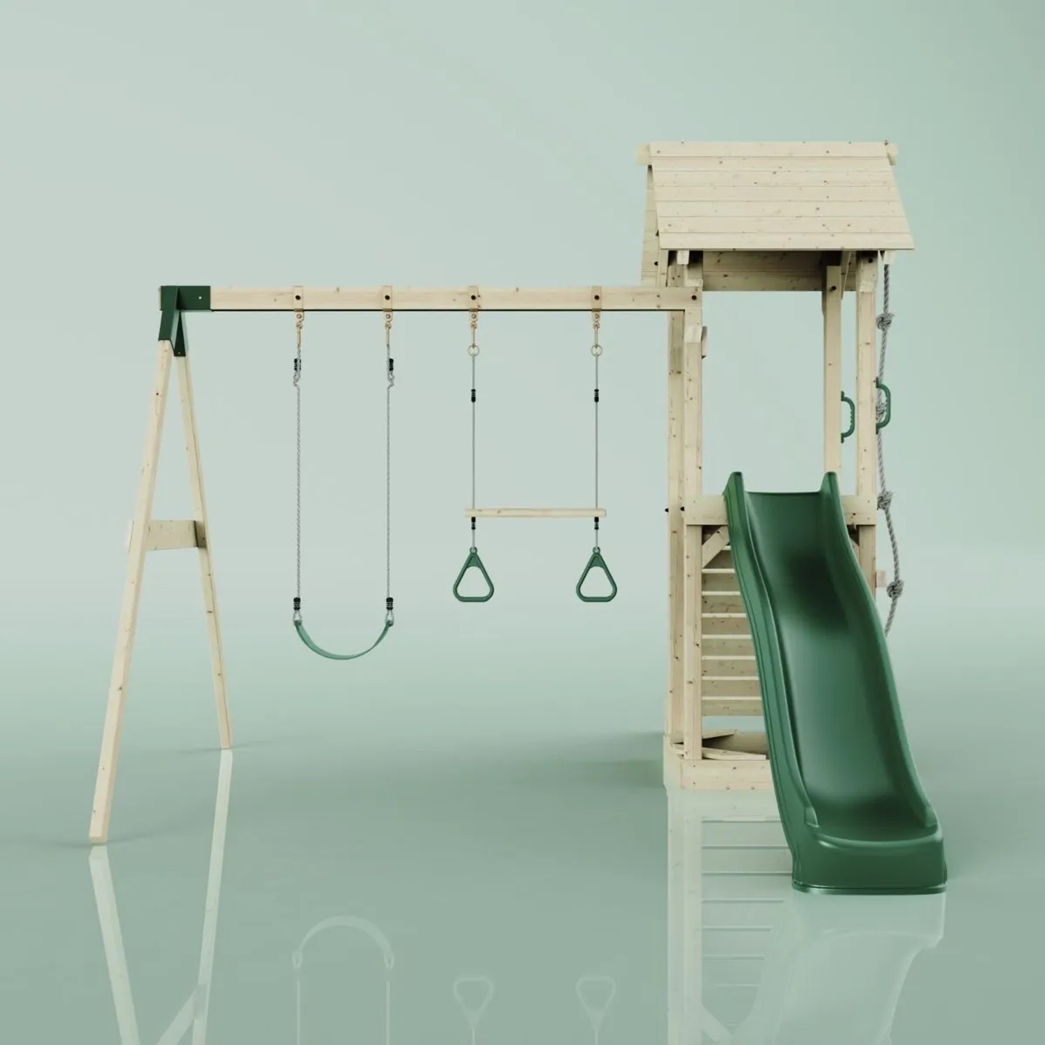 PolarPlay Spielturm Vimmerby mit Schaukel, Rutsche und Trapezstange in Grün.