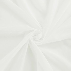 Detailaufnahme des weißen, transparenten Bricoflor Vorhangs Lisa mit verdeckten Schlaufen.