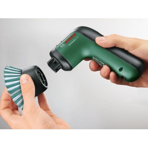 Bosch Akku-Bürste Universal Brush mit Bürstenaufsatz in der Hand, Grün/Schwarz.