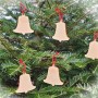 Fünf Zirbenholz-Glocken mit roter Schnur als Christbaumschmuck am grünen Weihnachtsbaum. Dekorativer Holzanhänger.