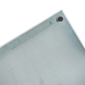Detailansicht des anthrazitfarbenen Zeller Memoboards aus Glas mit Magnet und Aufhängung.